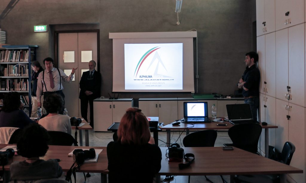 Bruno Ravera lezione universitaria fotografare con droni